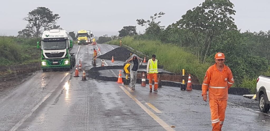 Asfalto cede na BR 101 e trecho é parcialmente interditado em Cristinápolis