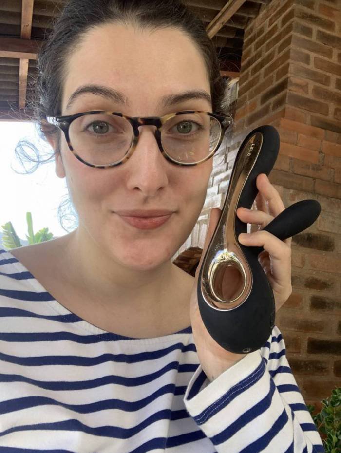 Atriz revela diversão com vibrador de R 16 mil durante quarentena e vira assunto na web