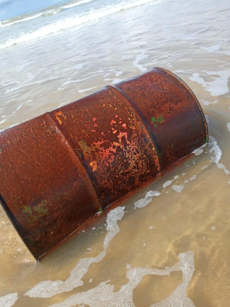 Barril de óleo é encontrado em uma das praias de Pirambu