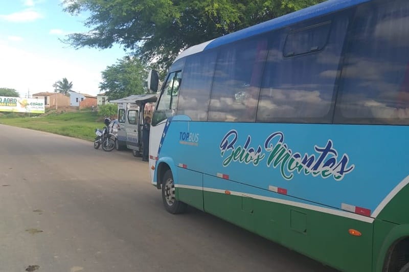 Bloqueio da PM em Poço Verde impede entrada de micro ônibus vindo de São Paulo