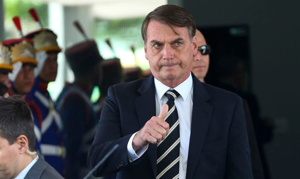 Bolsonaro ameaça demitir ministro que não aceitar ceder cargos para centrão diz jornal