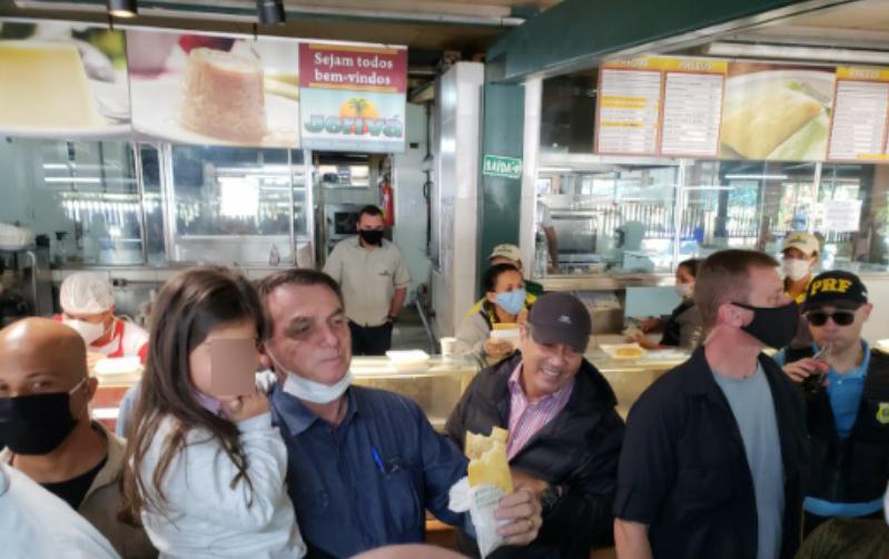 Bolsonaro causa aglomeração em lanchonete em Goiás