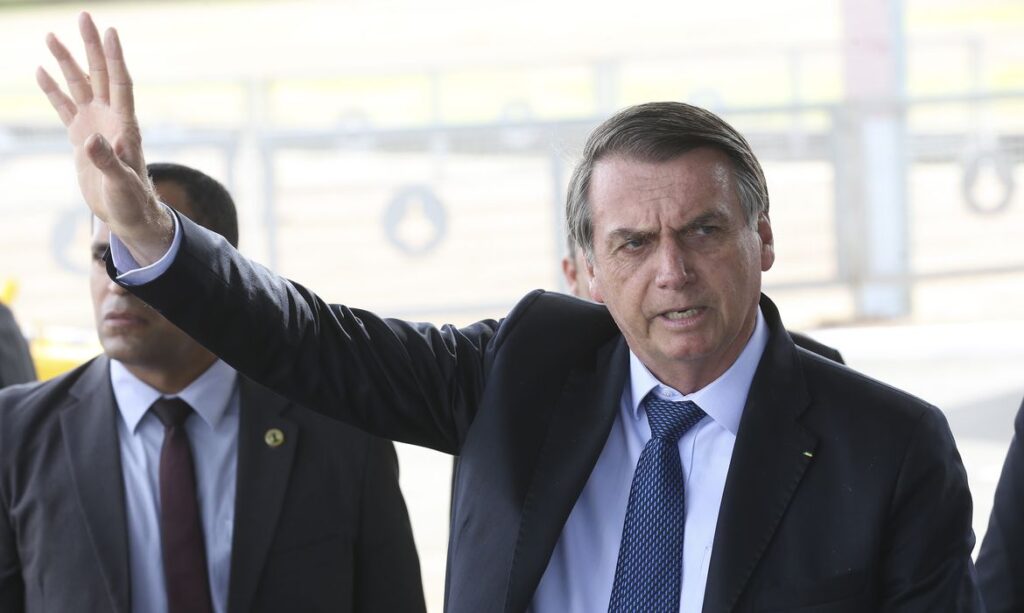Bolsonaro diz que amigos policiais o ajudaram a descobrir suposta armação contra ele