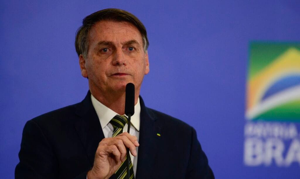Bolsonaro diz que vai colocar academias e cabeleireiros como serviços essenciais