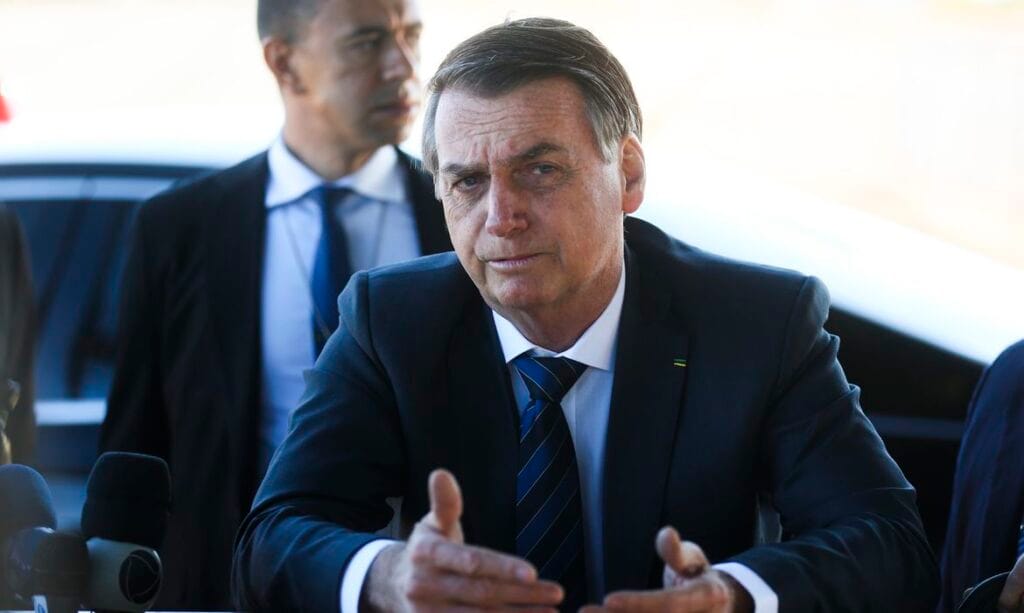 Bolsonaro manda repórteres calarem a boca e nega interferência na PF