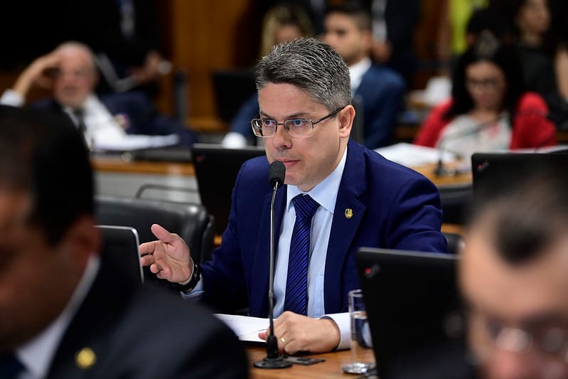Bolsonaro mostra sua incapacidade de responder perguntas simples diz Alessandro Vieira