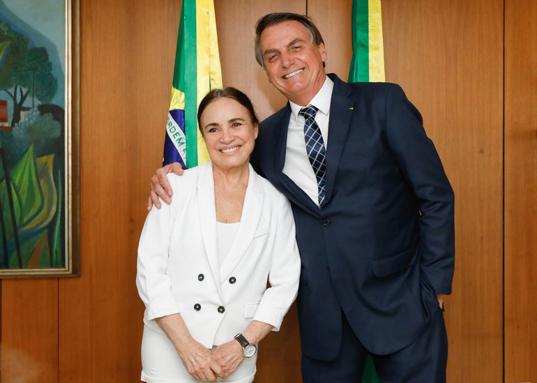 Bolsonaro reforça fritura de Regina Duarte ao compartilhar vídeo de Mario Frias