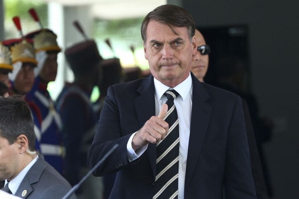 Bolsonaro troca churrasco e se diverte em moto aquática veja vídeo