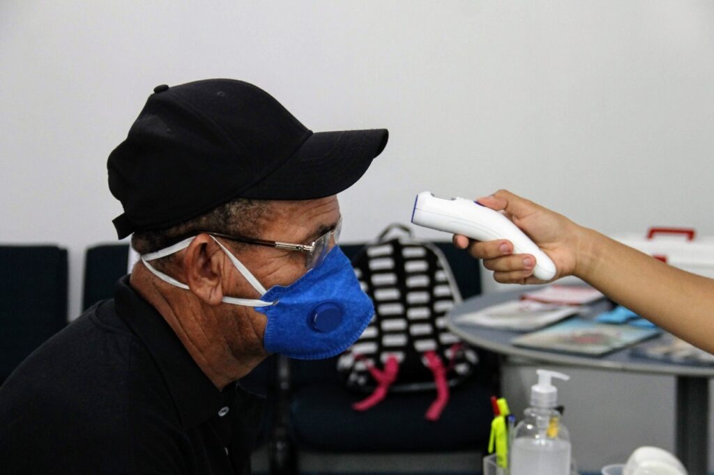 Brasil registra 149 mil novos casos e 816 novas mortes por covid 19