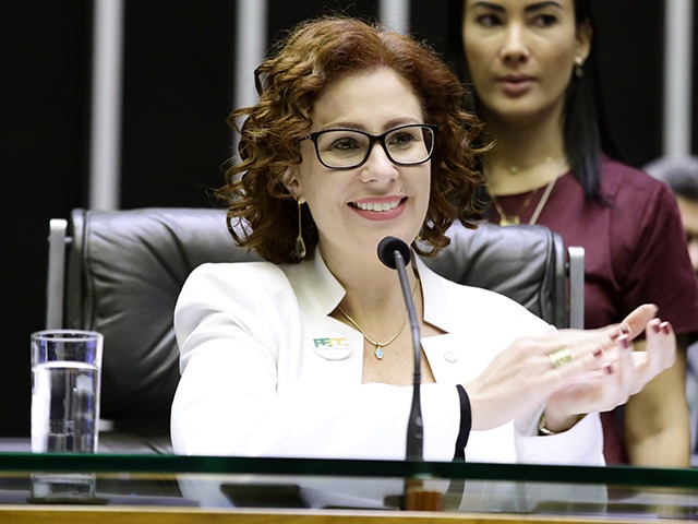 Carla Zambelli aliada de Bolsonaro antecipou que haveria operações da PF contra governos estaduais