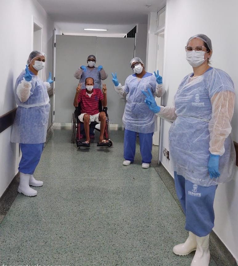 Coronavírus 48º paciente recebe alta médica após 29 dias internado no Huse 2