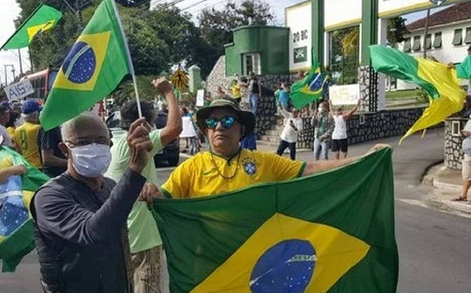 Covid 19 Bolsonarista que participou de ato durante pandemia morre com suspeita da doença
