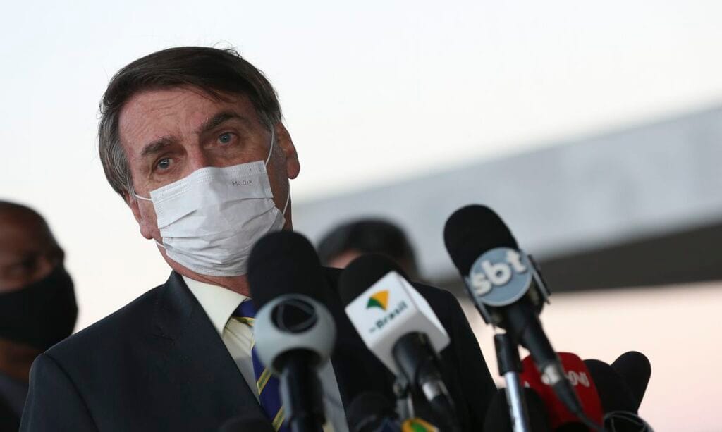 Covid 19 Bolsonaro quer cloroquina para pacientes com sintomas leves