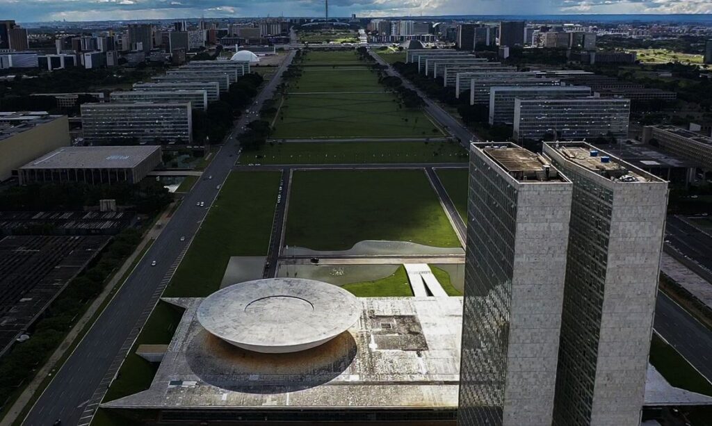 Crise Senado aprova linha de crédito para profissionais liberais