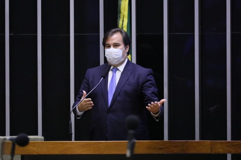 Câmara retira professores e policiais da medida de congelamento salarial