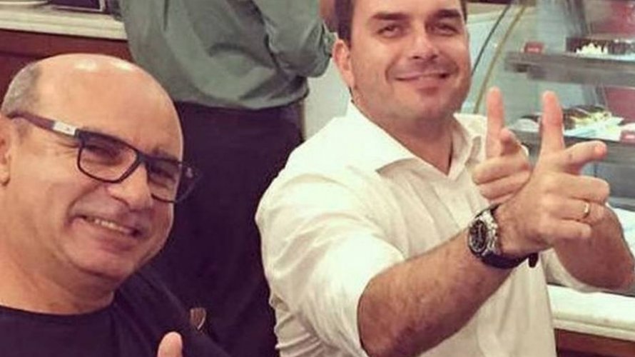Delegado da PF antecipou a Flávio Bolsonaro que Queiroz seria alvo de operação afirma suplente do senador