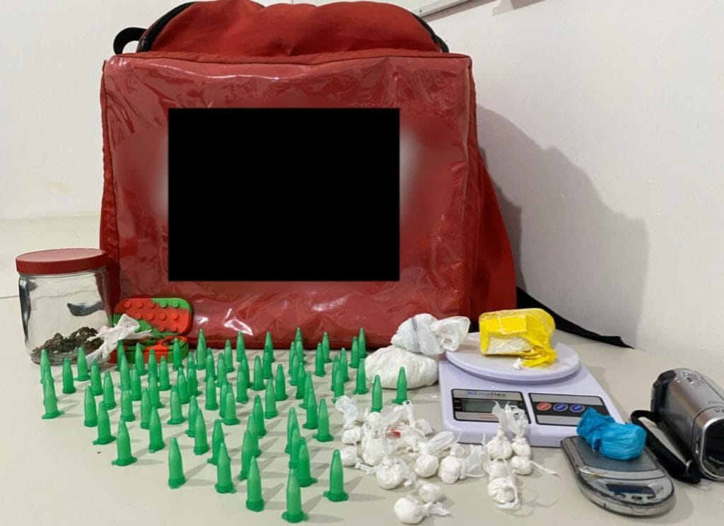 Dois supostos entregadores de comida por delivery são presos por tráfico de drogas no Ponto Novo