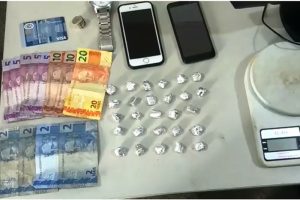 Dupla é presa enquanto negociava venda de drogas no Inácio Barbos