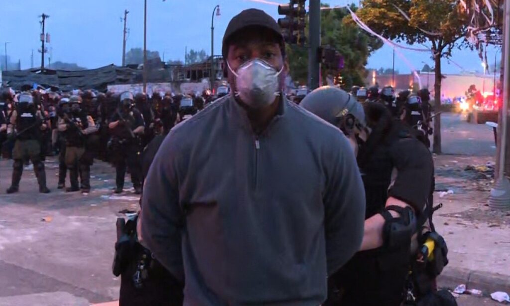 Durante protesto nos EUA repórter negro é preso enquanto branco não é detido