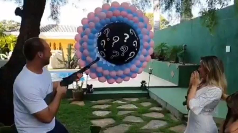 Eduardo Bolsonaro usa arma em chá revelação para divulgar sexo do 1º filho