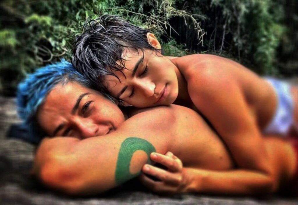 Em homenagem Nanda Costa publica foto abraçada com namorada