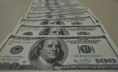 Em queda pela quinta sessão dólar fecha no menor valor em um mês
