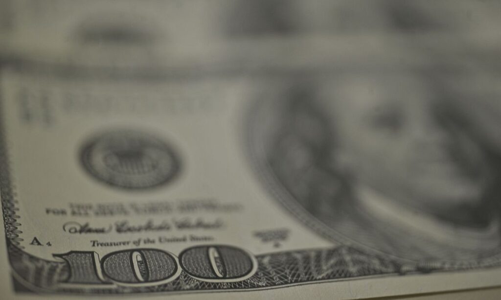 Em queda pela sexta sessão dólar fecha em R 528