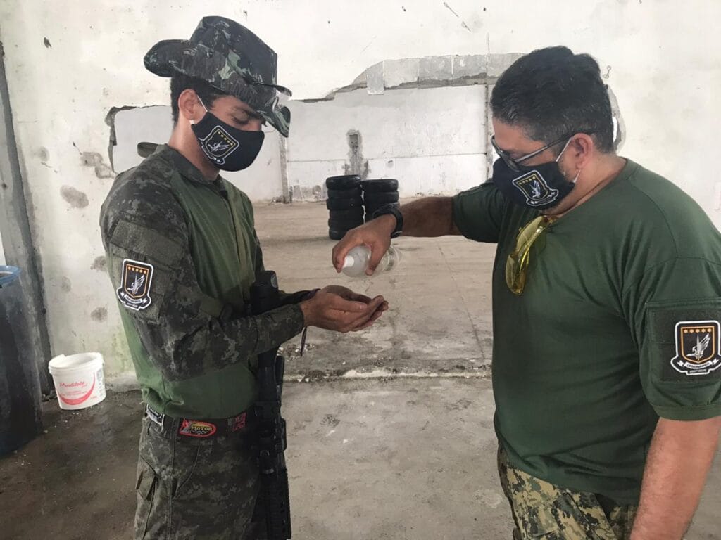 Equipe de Airsoft arrecada doações para catadores de material reciclável em Aracaju