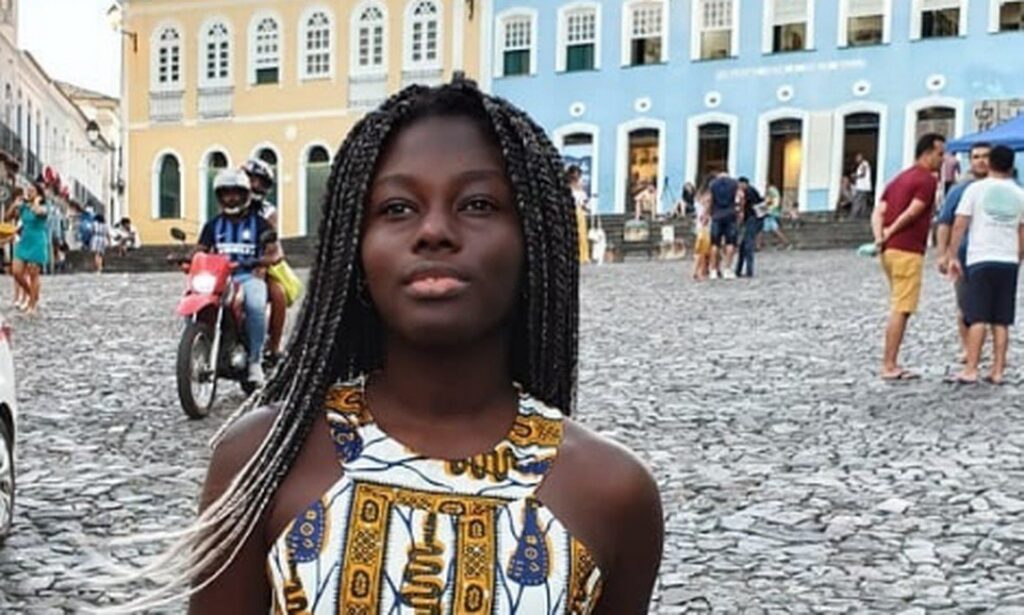 Estudante é vítima de racismo por colegas em mensagens no WhatsApp no Rio de Janeiro