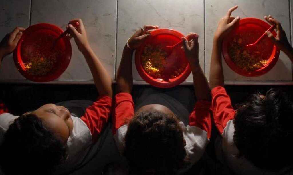 Estudantes de pelo menos 10 estados deixaram de receber alimentação escolar diz jornal