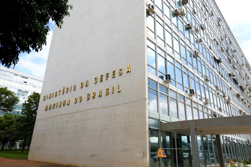 Ex ministros da Defesa reafirmam compromisso das Forças Armadas com a democracia