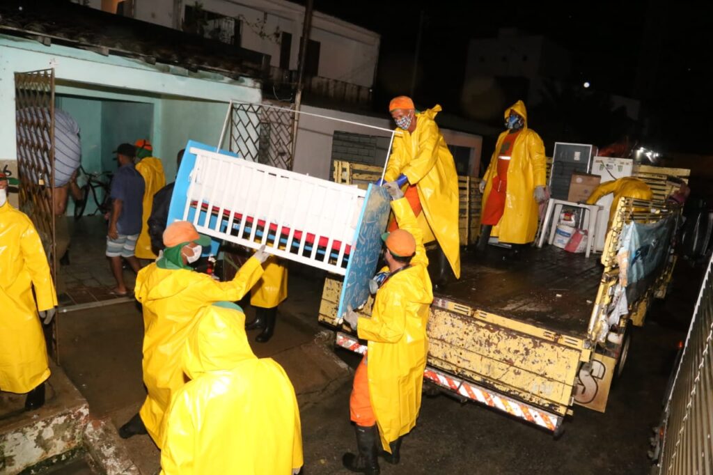 Famílias ficam desabrigadas após chuva e elevação da vazão do Rio Poxim no Jabotiana
