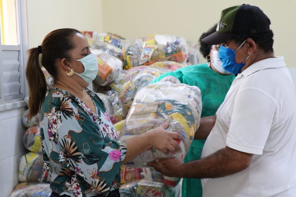 Famílias recebem cestas básicas nesta quarta feira 6 em Aracaju veja locais de entrega