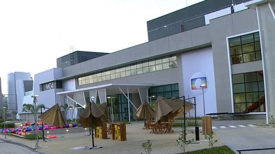 Globo sugere que âncoras se maquiem em casa e veta manicures na emissora