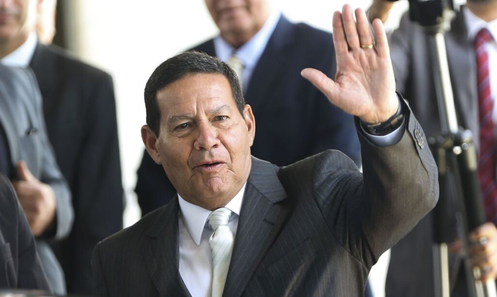 Governo vai comprar esteira de R 44 mil para Mourão com TV e internet