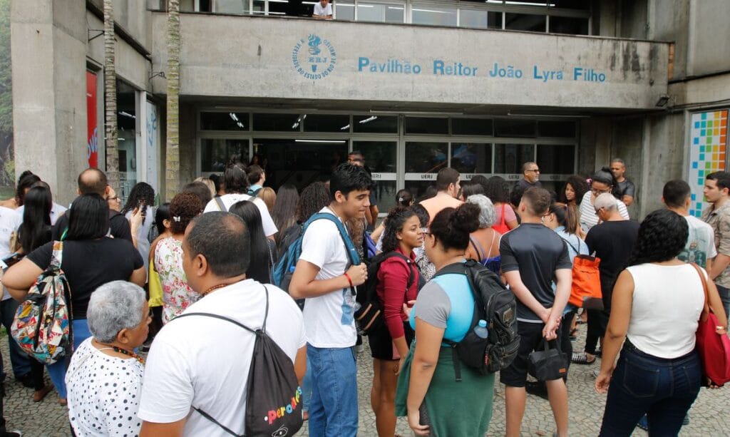 Grau de educação dos pais reduz evasão escolar das filhas por gravidez