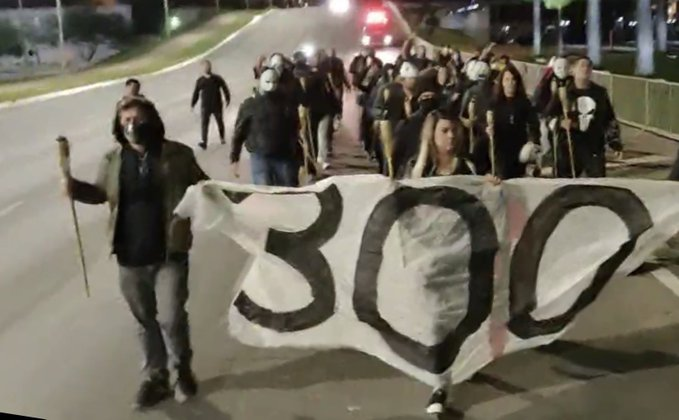 Grupo liderado por bolsonarista protesta em frente ao STF com tochas e máscara veja vídeo