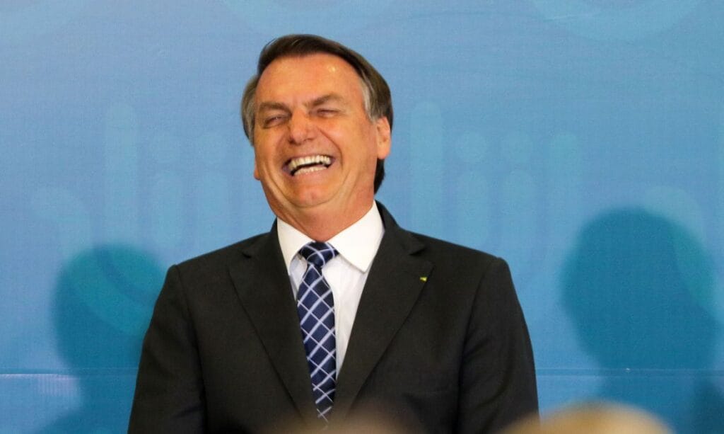 Imprensa internacional satiriza postura de Bolsonaro em charges veja as imagens