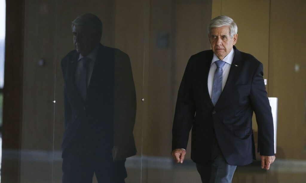 Inconcebível diz general Heleno sobre pedido de consulta à PGR sobre perícia a celulares de Bolsonaro
