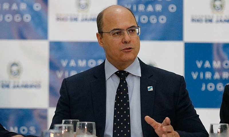 Interferência de Bolsonaro está oficializada diz Witzel sobre ação da PF