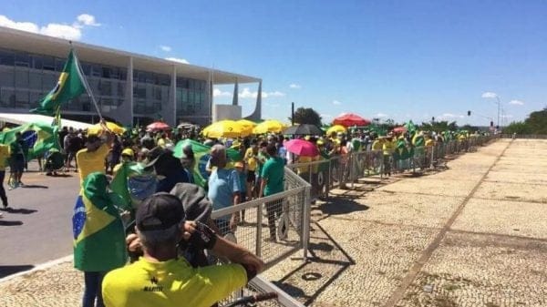 Jornalistas são agredidos durante manifestação que pedia fechamento do Congresso e do STF