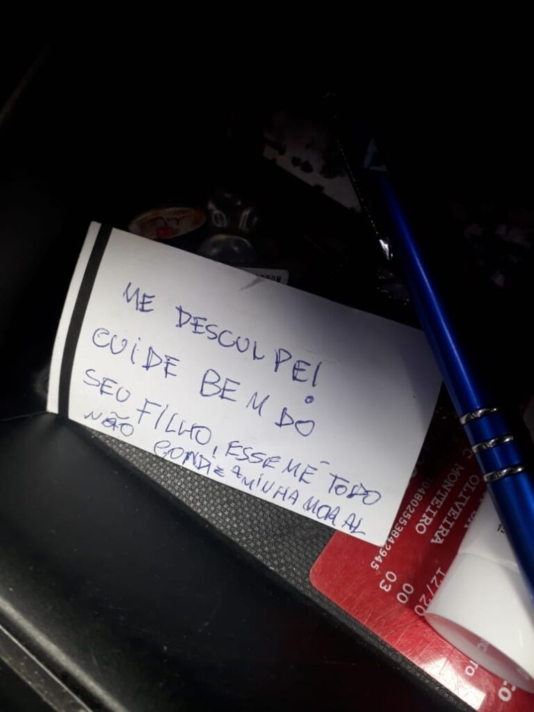 Ladrão se arrepende de roubar carro e deixa bilhete para proprietária na Farolândia