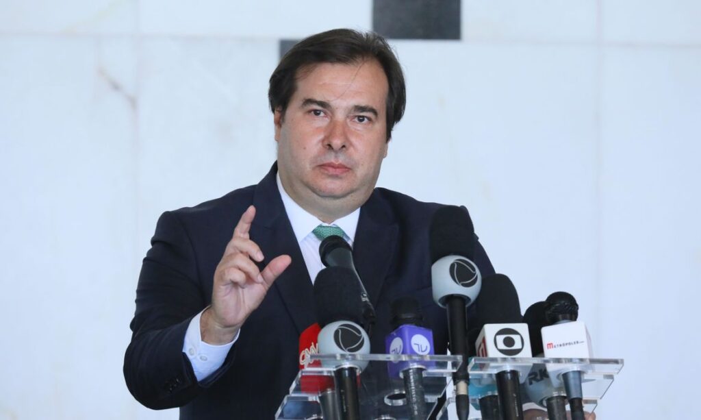Maia pretende votar MP que reduz jornada e salários nesta semana