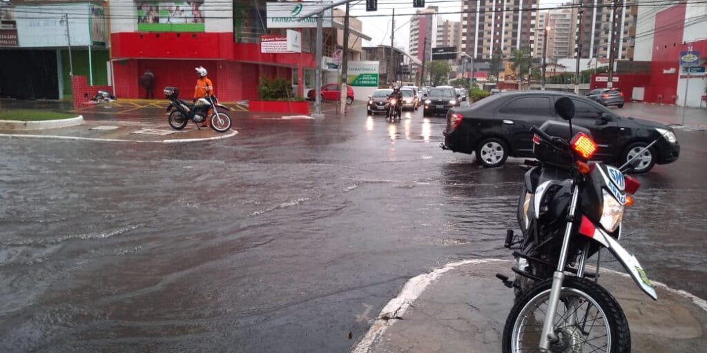 Marinha alerta para ondas de até três metros e ventos de 60 km no litoral sergipano