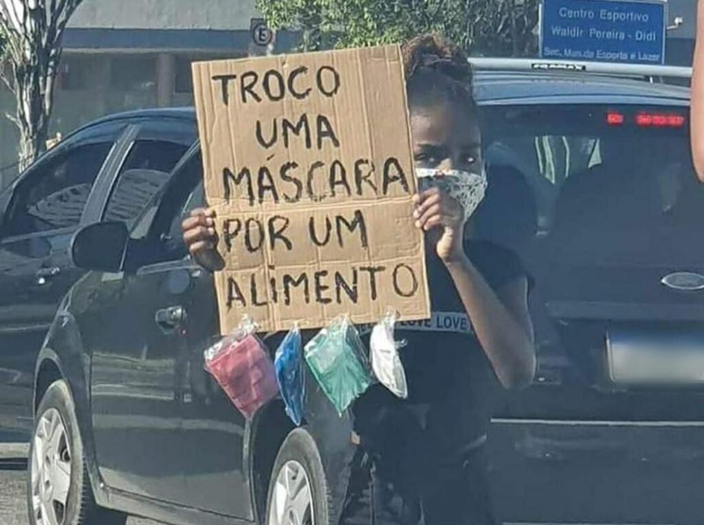 Menina que pedia alimento em troca de máscaras recebe ajuda no Rio