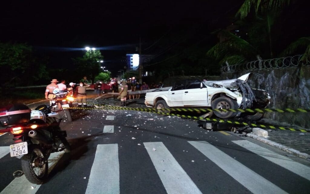 Motociclista fica gravemente ferido após ser atingido por motorista embriagado na Avenida Beira Mar