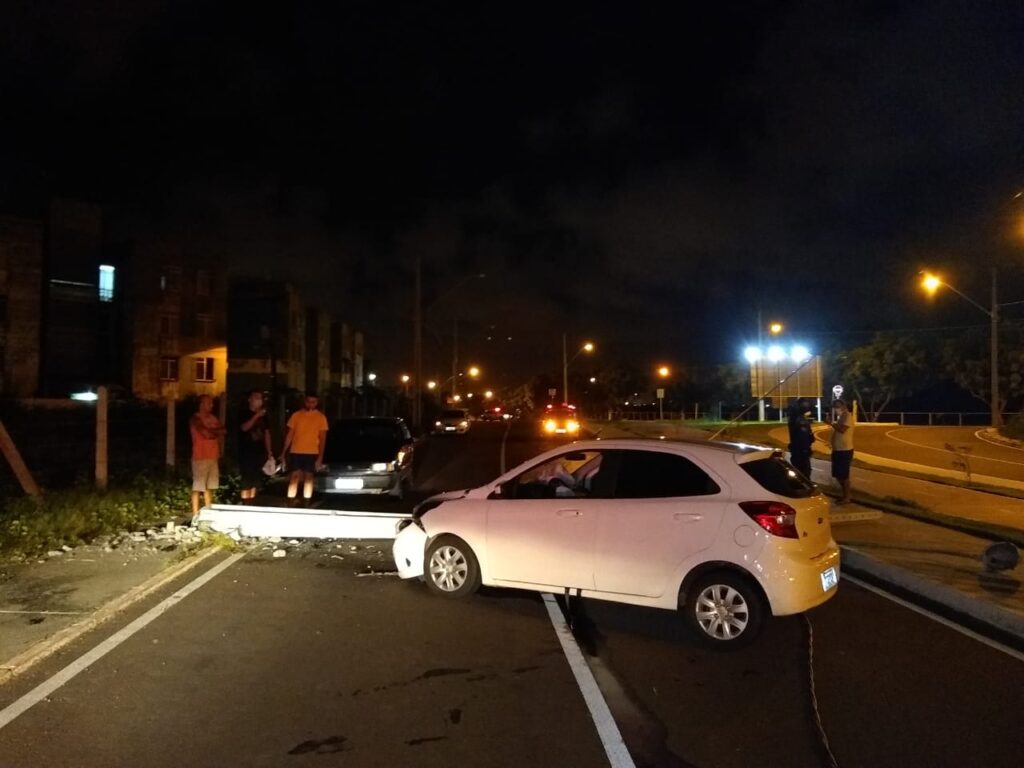 Motorista embriagado bate em poste e deixa um ferido em Aracaju