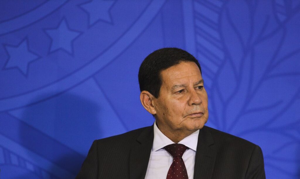 Mourão entra em isolamento após contato com servidor com coronavírus