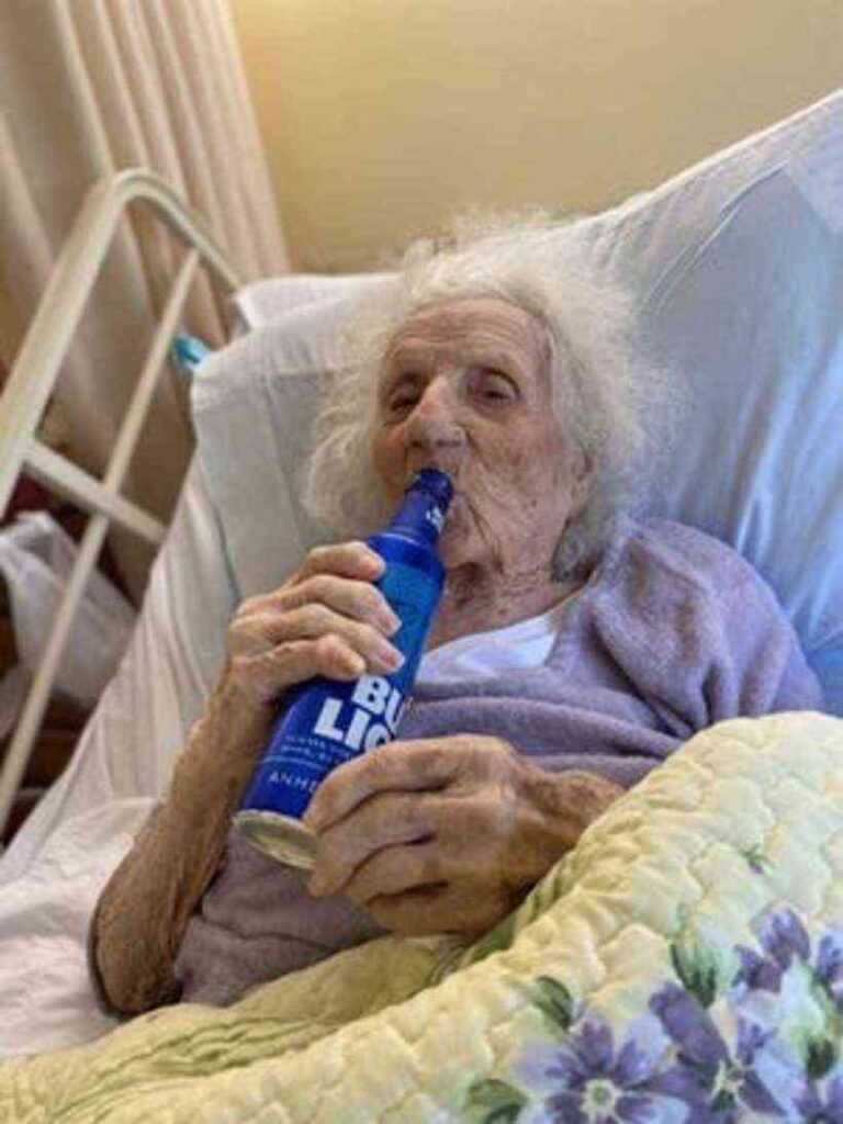 Mulher de 103 anos comemora cura da covid 19 com cerveja