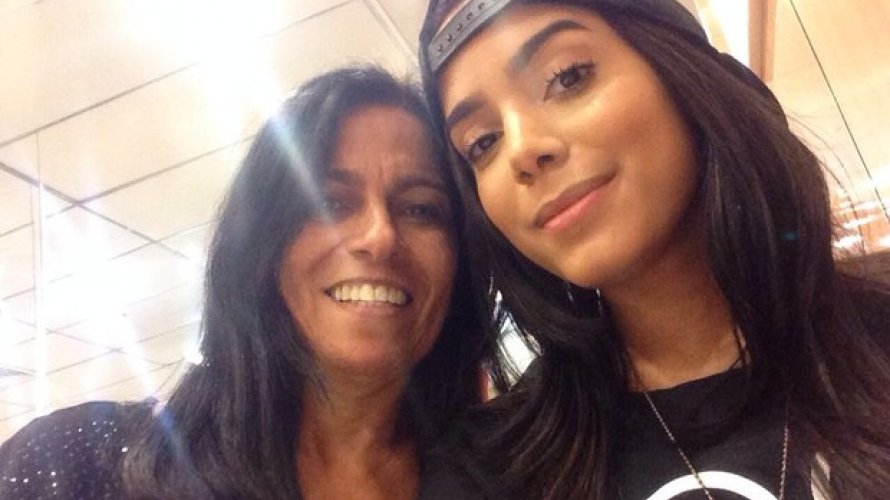 Mãe de Anitta confirma que saiu da casa da filha estão inventando um monte de histórias